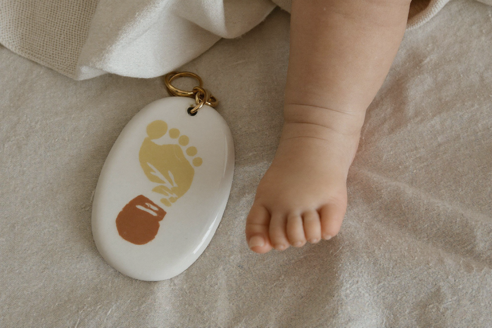 Keramik-Erinnerungsstück mit Babyfußabdruck